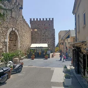 Khalisa Grazioso A Taormina